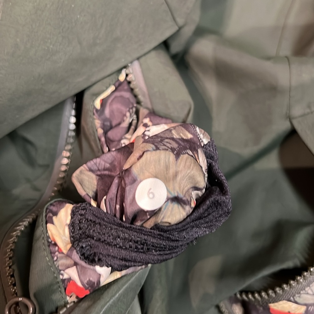 VGUC Lululemon Definitely Raining Jacket (US 6) - Gator Green - Picture 9 of 16